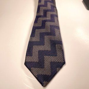 EUC Silk Giorgio Armani Woven Narrow Tie W/Navy & Charcoal Zigzag Design